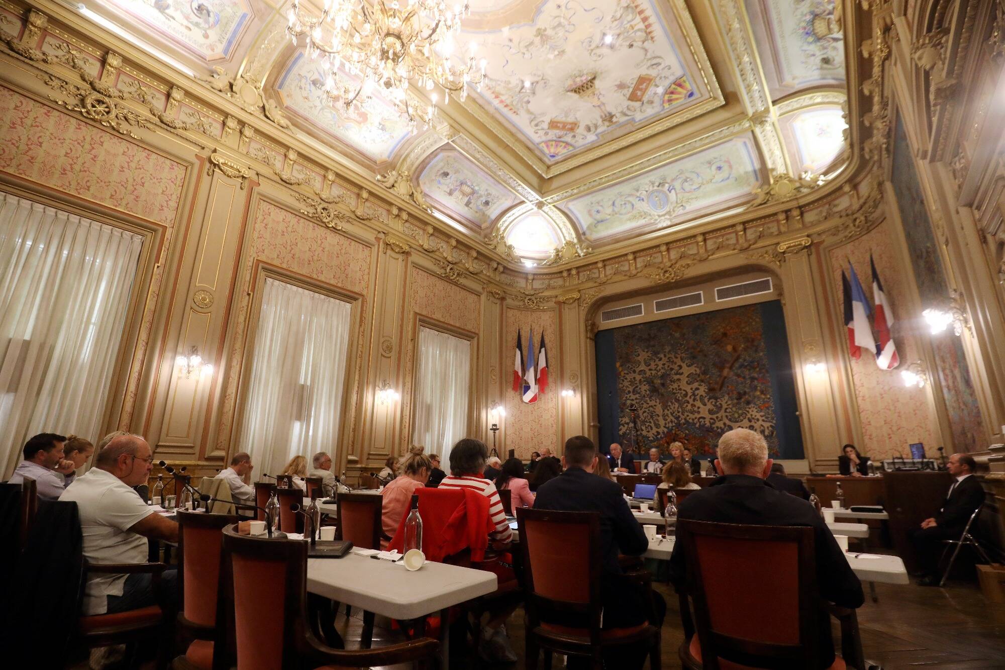 "Je-ne dé-mis-sion-ne-rai pas", "je ne suis pas condamnée",... Ambiance western au dernier conseil municipal de Menton