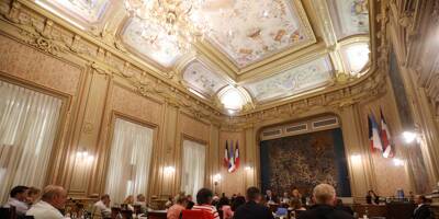 "Je-ne dé-mis-sion-ne-rai pas", "je ne suis pas condamnée",... Ambiance western au dernier conseil municipal de Menton