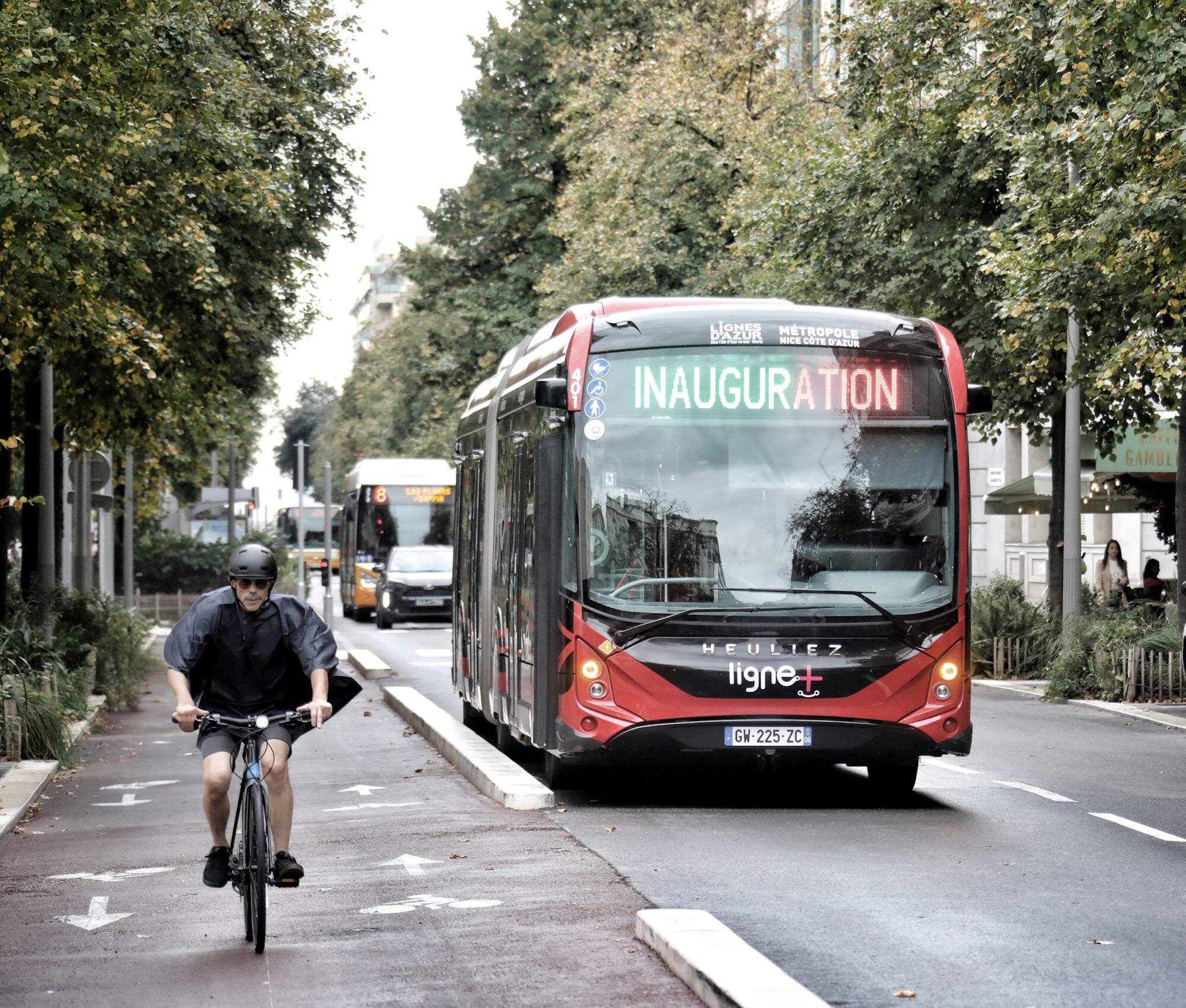 Inauguré ce jeudi, le "bus-tram" de Nice fait déjà débat: sera-t-il à la hauteur de ses promesses?