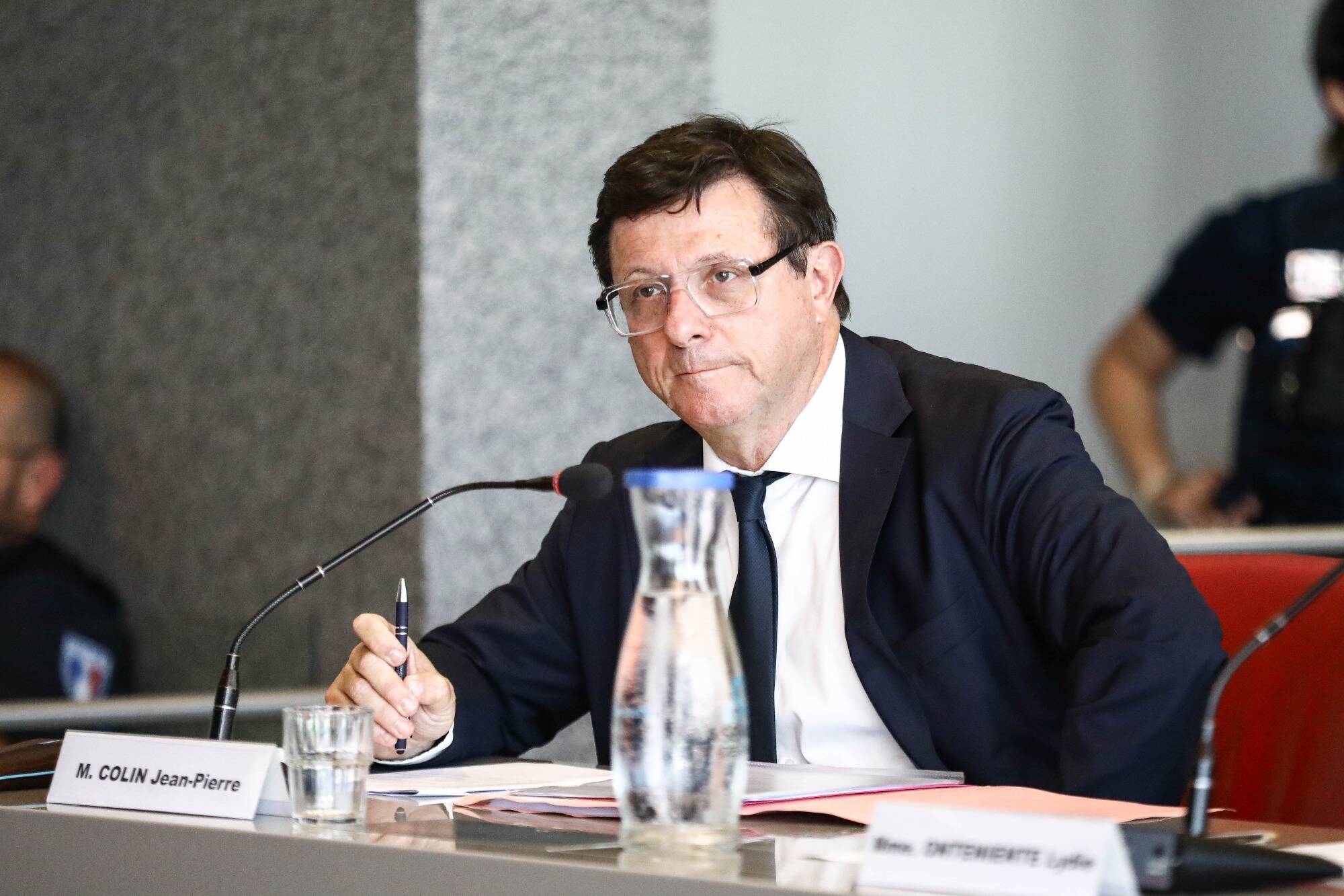 "Un grand sang-froid et un professionnalisme exemplaire": plusieurs élus saluent l'action des policiers à La Seyne