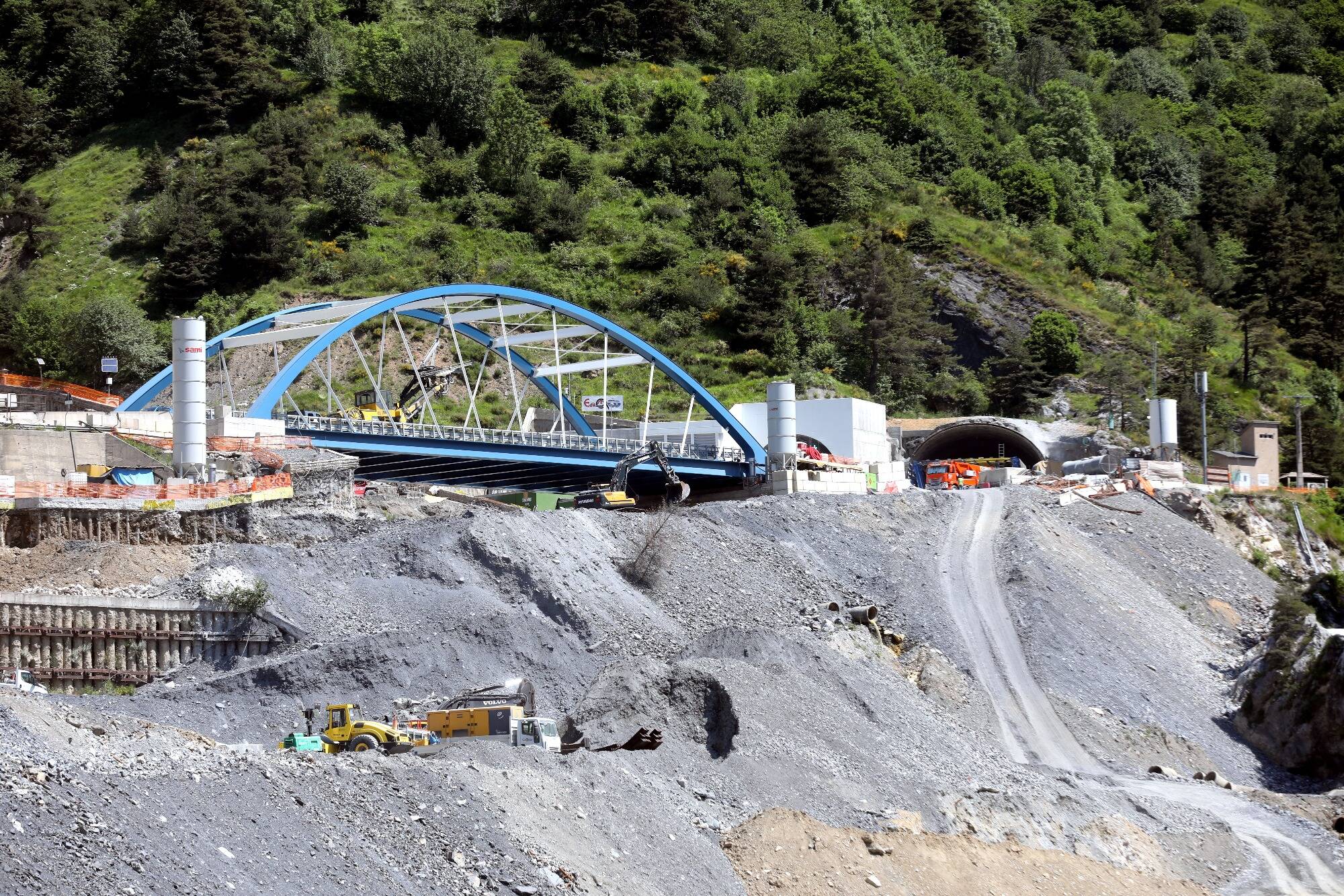"Il n'y a rien à célébrer" "il rouvre pour des selfies", "les coûts ont triplé": vague de critiques dans la presse italienne à la veille de l'ouverture du tunnel de Tende