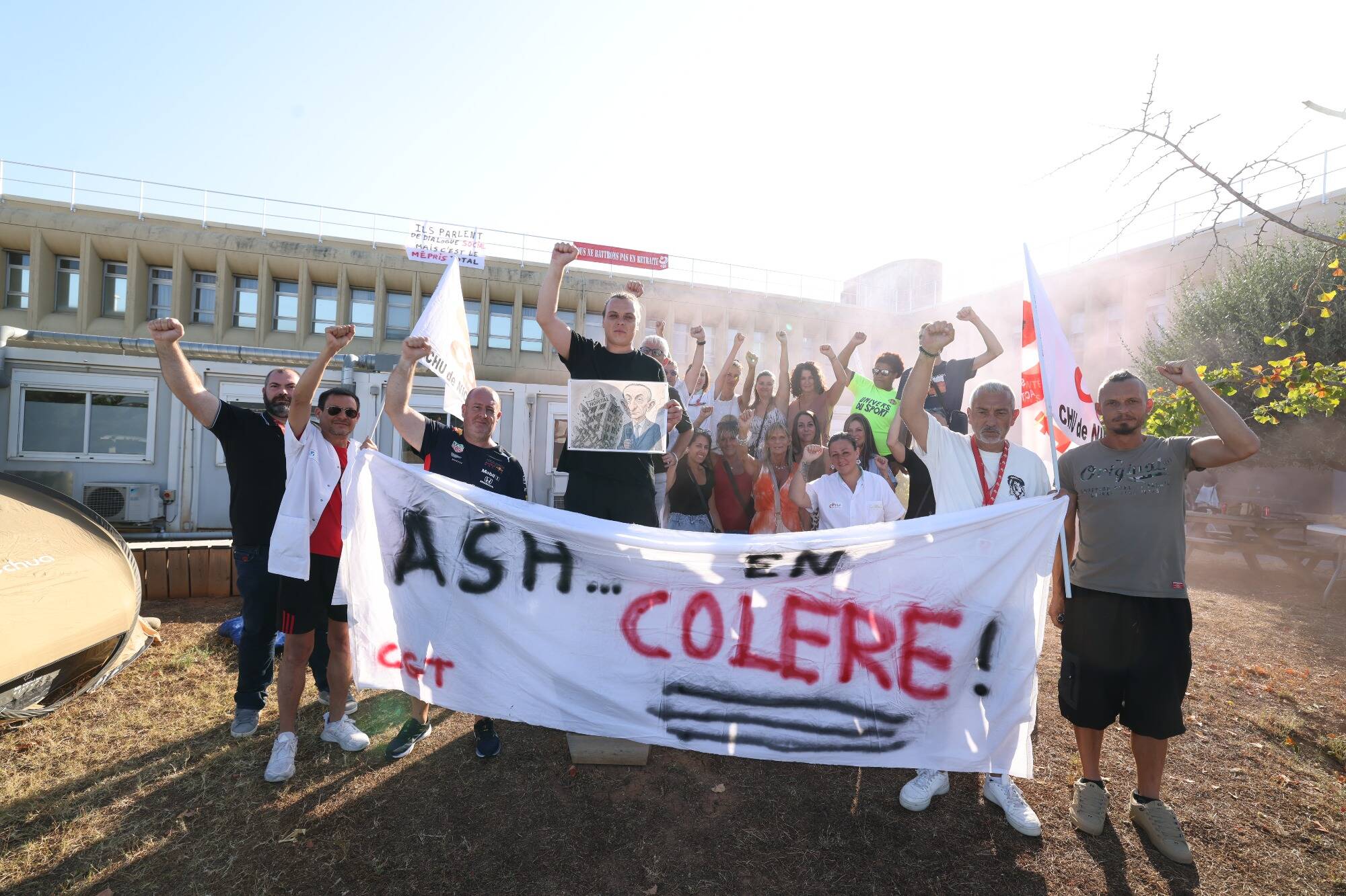 "On ne peut pas jouer avec la santé": opposé au projet de réorganisation des services, le personnel hospitalier s'est mobilisé ce jeudi 31 juillet devant l'hôpital L'Archet 1 à Nice
