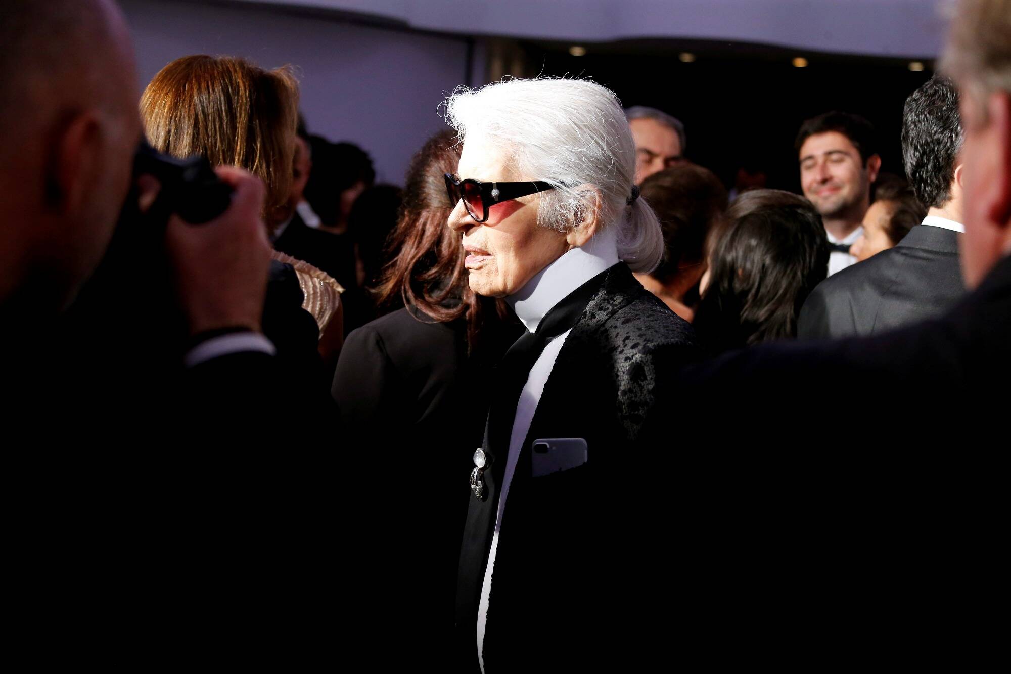 À l'extravagant gala du Met de New York, les stars de la mode et du showbiz célèbrent Lagerfeld