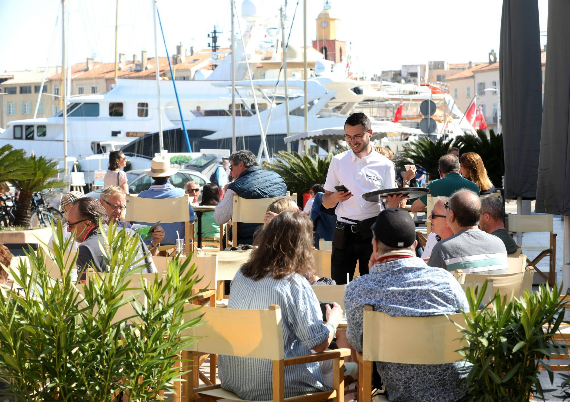 Le masque pour contrer la reprise de l'épidémie de Covid-19? A Saint-Tropez, les vacanciers entre crainte et insouciance