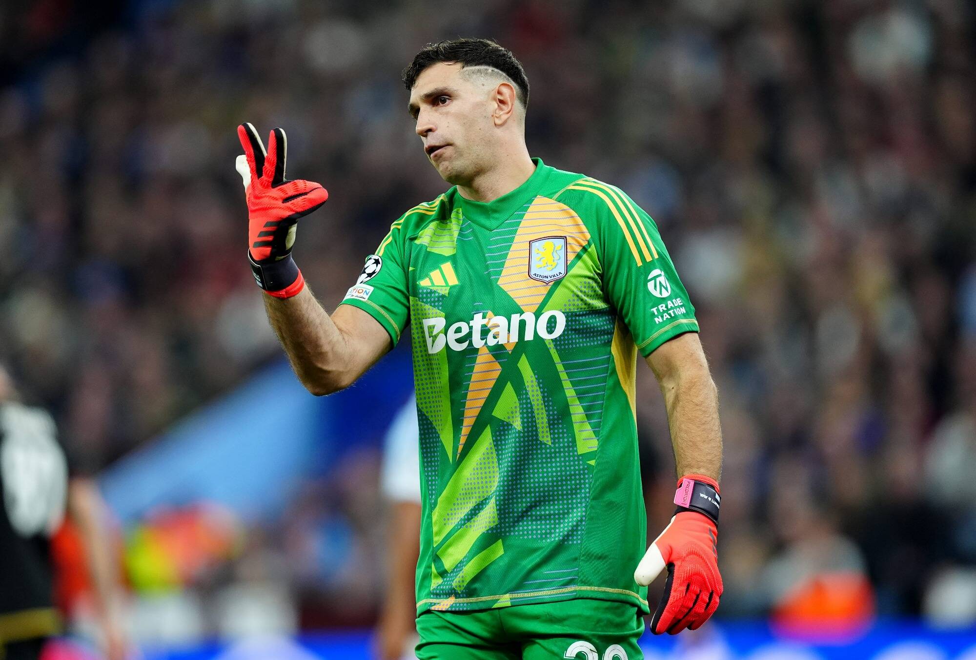 "Il avait des tops qualités mais jouait sur la réserve" avant de devenir le meilleur gardien du monde: portrait d'Emiliano Martinez avant le match face à l'AS Monaco