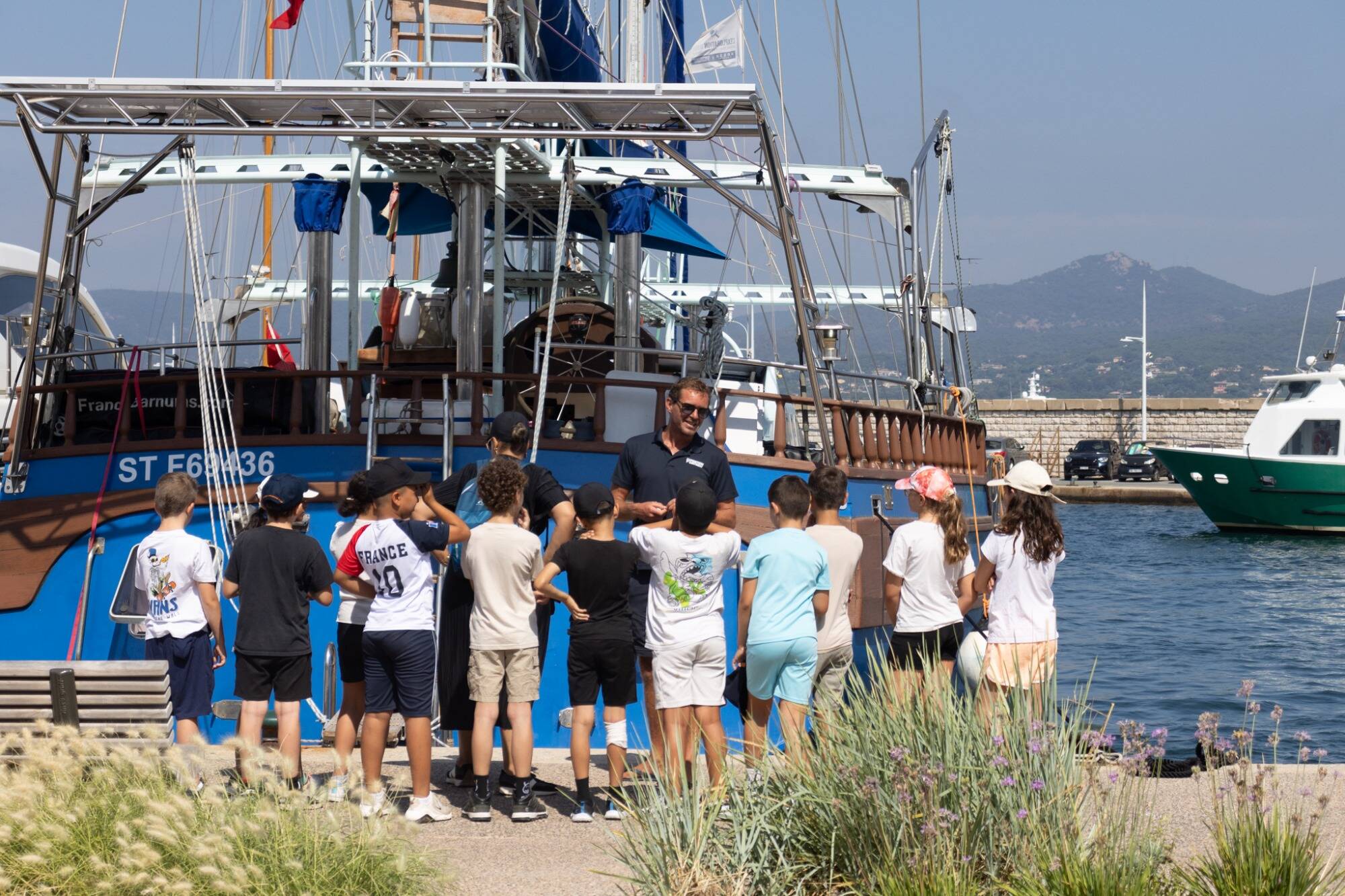 Amarrée au port de Saint-Tropez depuis deux mois, la goélette pédagogique sur la sensibilisation à la pollution plastiques dans les océans sur le départ