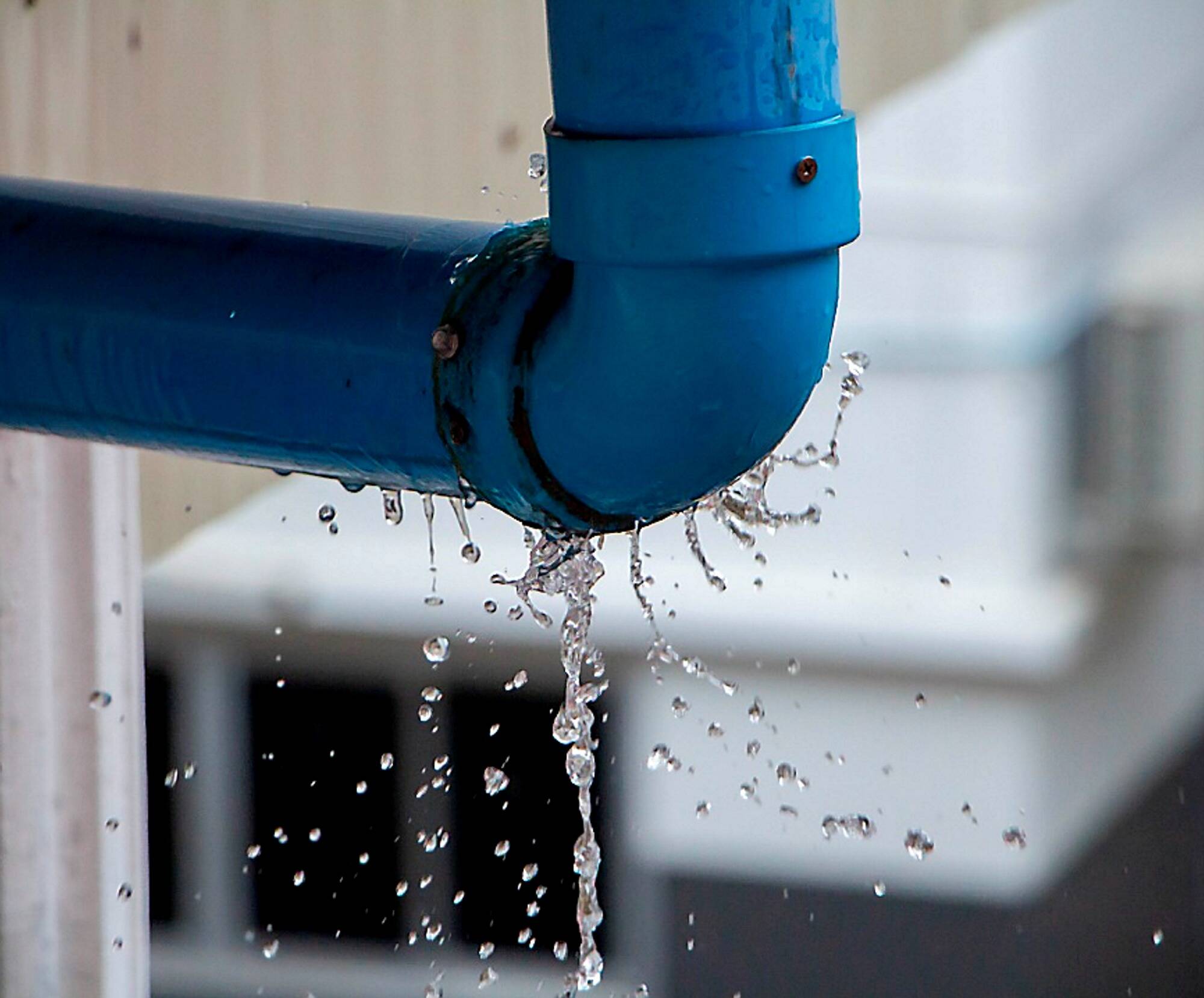 Grand gaspillage d'eau potable dans les Alpes-Maritimes: des problèmes de tuyauterie et de budget