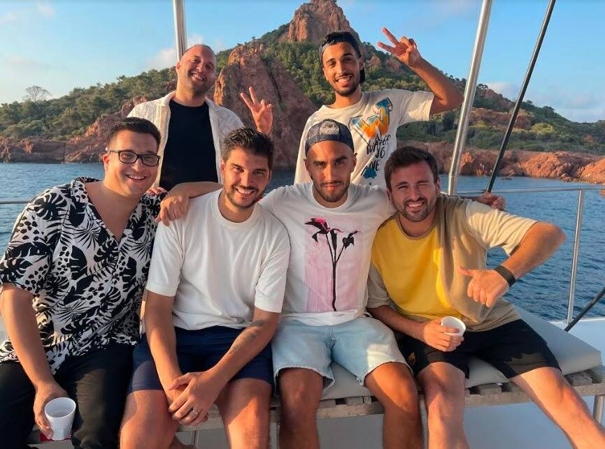 Spectacle de stand-up sur un yacht: la croisière s'amuse au large de Saint-Raphaël