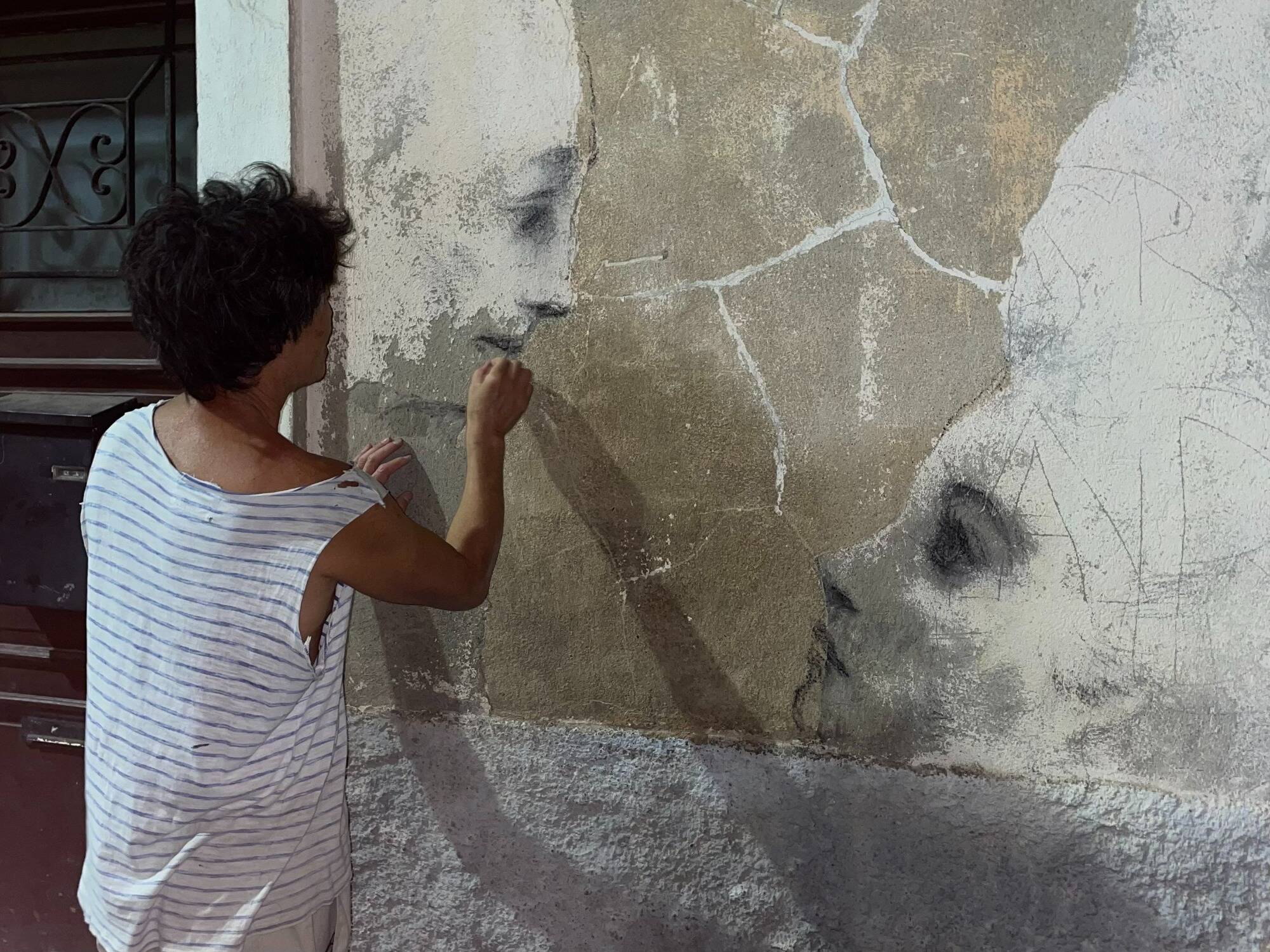 Mais qui se cache derrière ces dessins sur les murs du vieil Antibes? Nous l'avons retrouvé