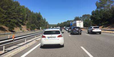 Plusieurs kilomètres de bouchons sur l'A8 après un accident dans le Var, la circulation totalement interrompue