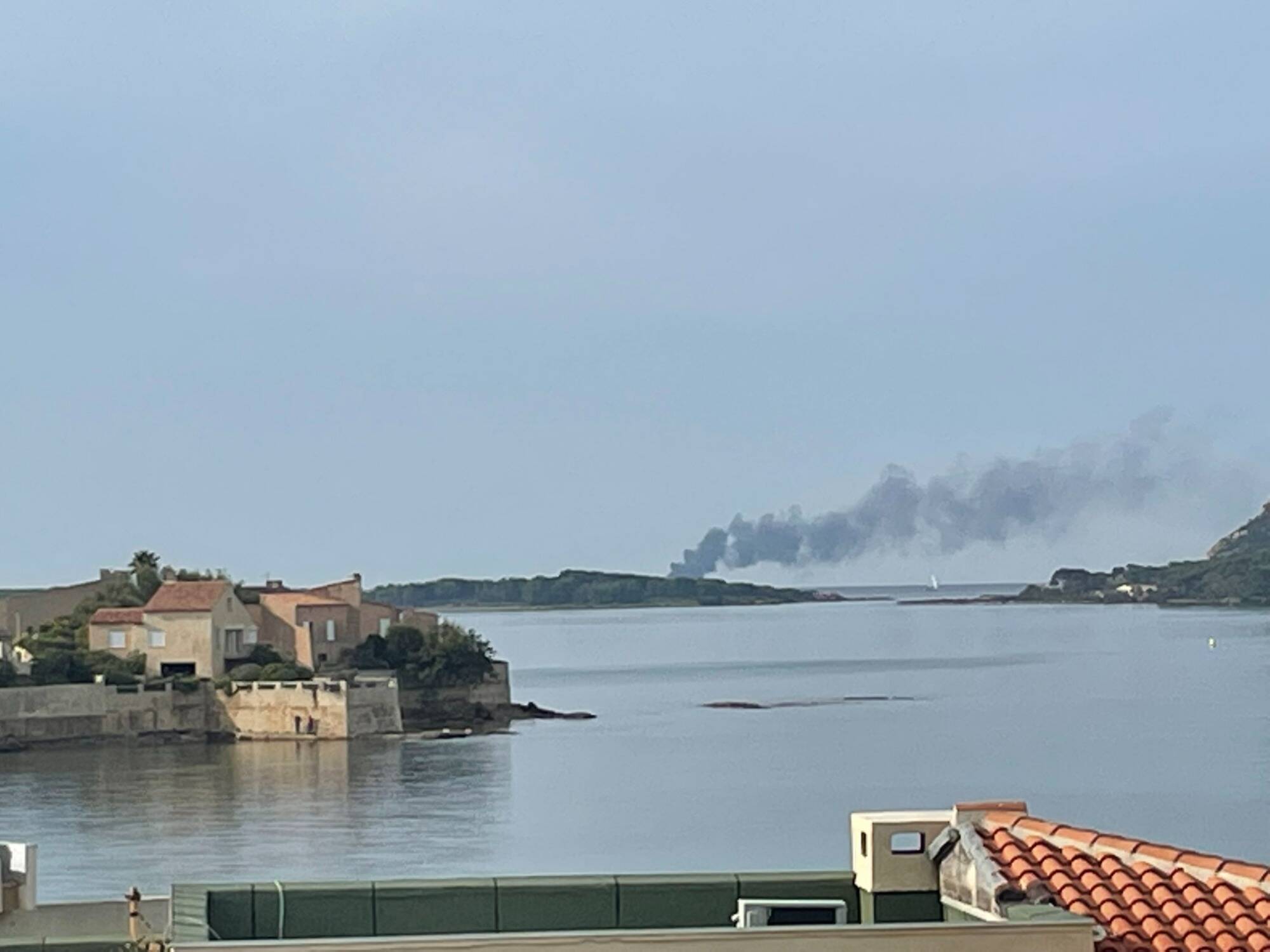 A boat catches fire, two people rescued off Bandol