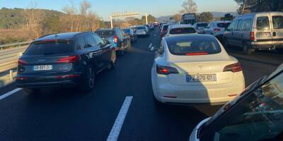 Cinq voitures impliquées dans un accident sur l'A8 ce dimanche, la circulation réduite à une voie