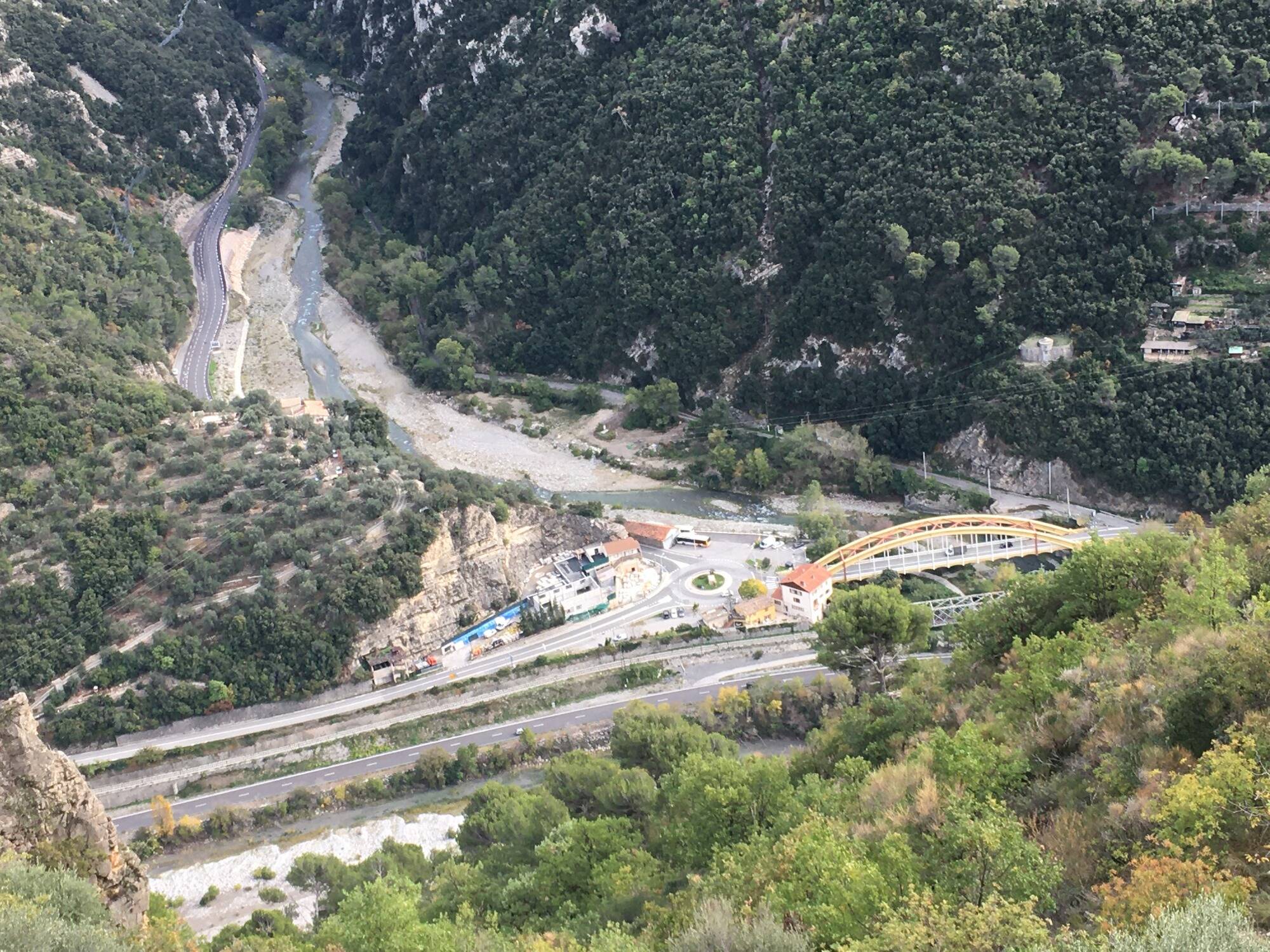 Une voiture finit sur le toit à Utelle, la route de la Vésubie fermée pendant l'intervention des secours