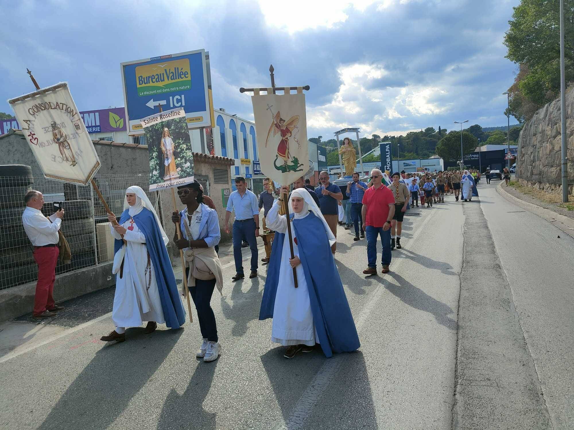 A Draguignan, des centaines de fidèles participent aux rogations, cette procession religieuse pour faire tomber la pluie
