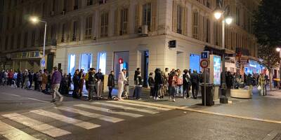 Près de 500 personnes font la queue en pleine nuit avenue Jean-Médecin à Nice, pour acheter le nouveau 