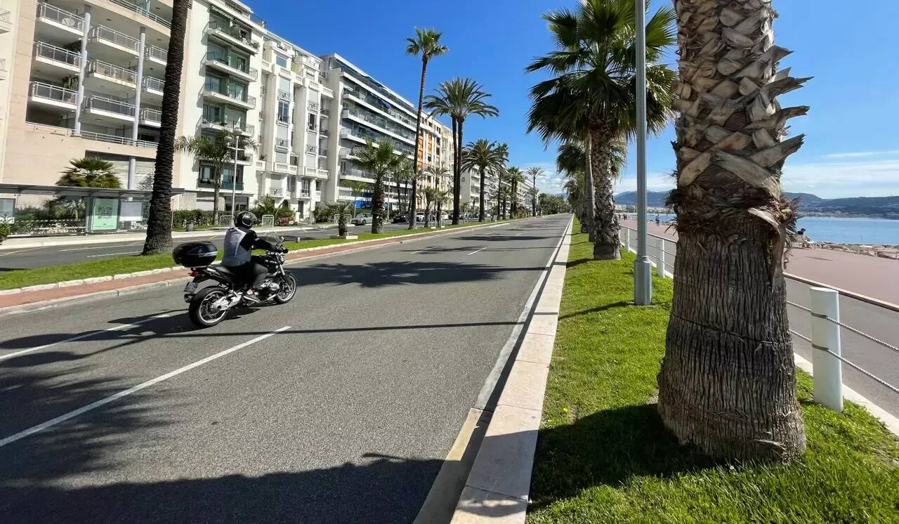 Un cycliste entre la vie et la mort après avoir été percuté par une voiture sur la Promenade des Anglais à Nice