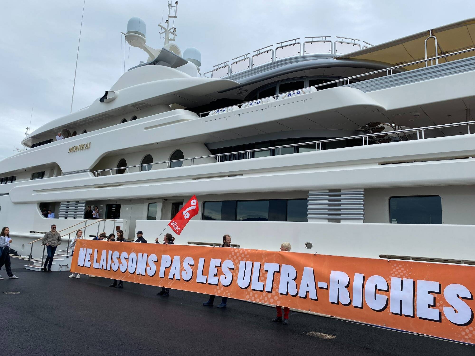 Festival de Cannes: une dizaine de militants d'Attac dénonce la présence d'un méga-yatch au Port Canto, à Cannes
