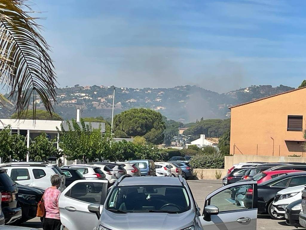 Feu de végétation ce mardi en fin de matinée à Sainte-Maxime, 40 pompiers sur place