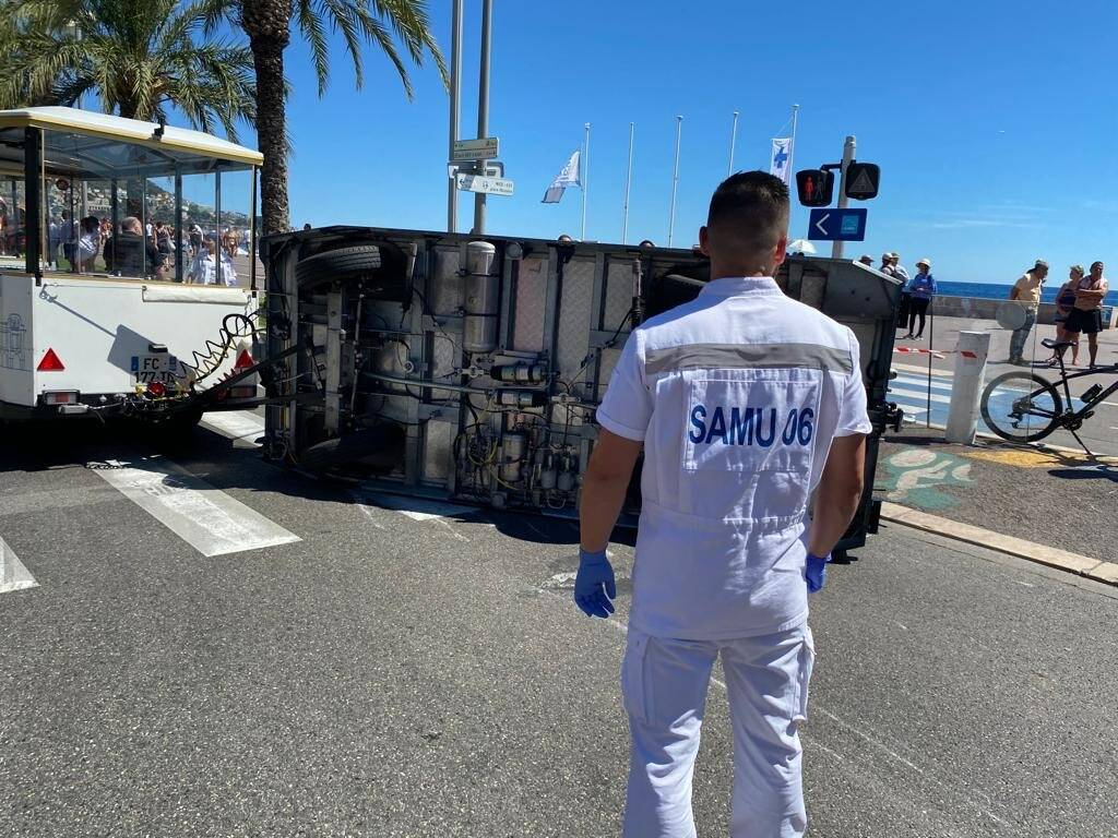 Le petit train touristique de Nice se retourne sur la Promenade des Anglais et fait plusieurs blessés