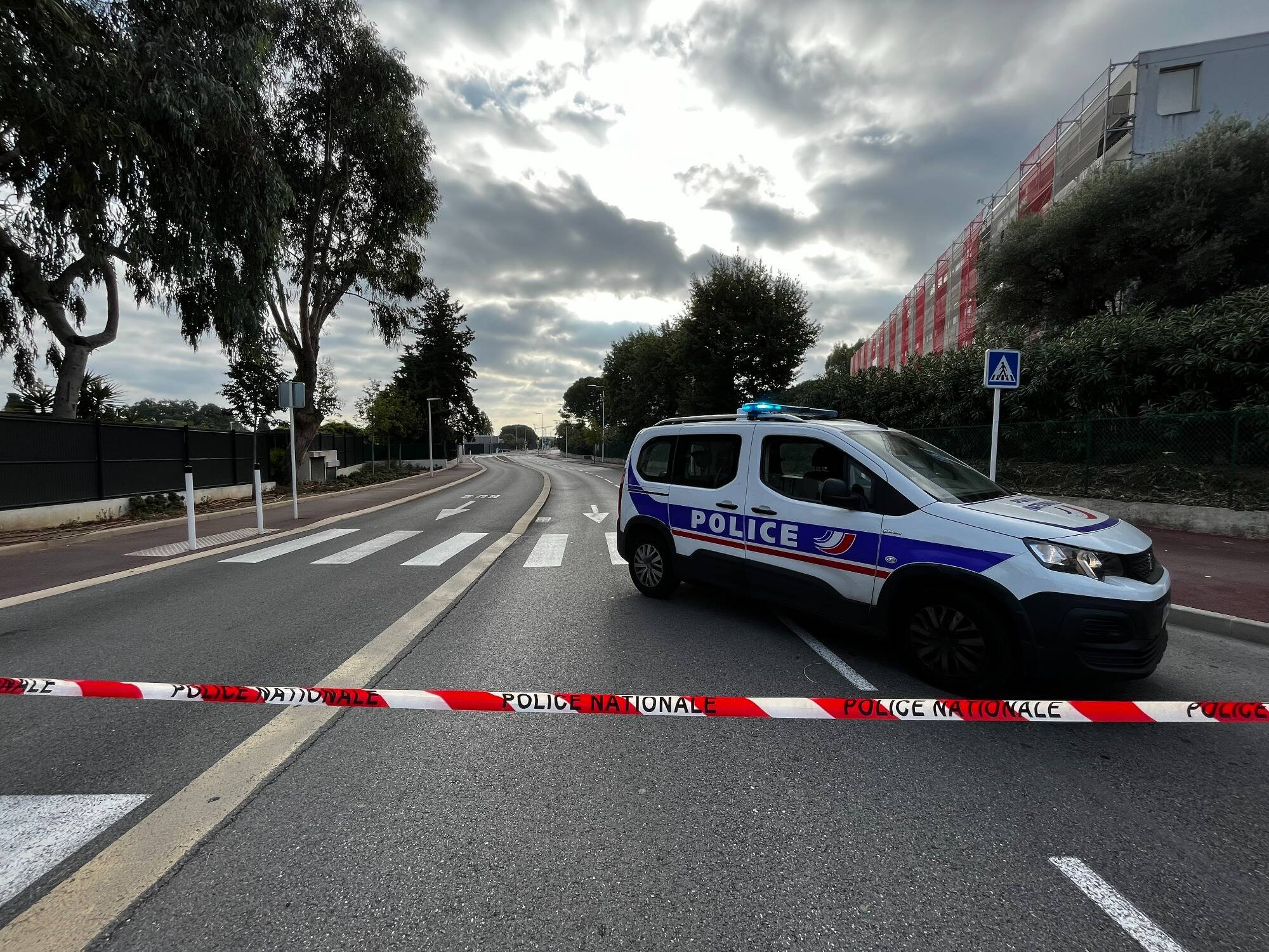 Alerte à la bombe au lycée Jacques Dolle à Antibes: le chien renifleur est encore en intervention