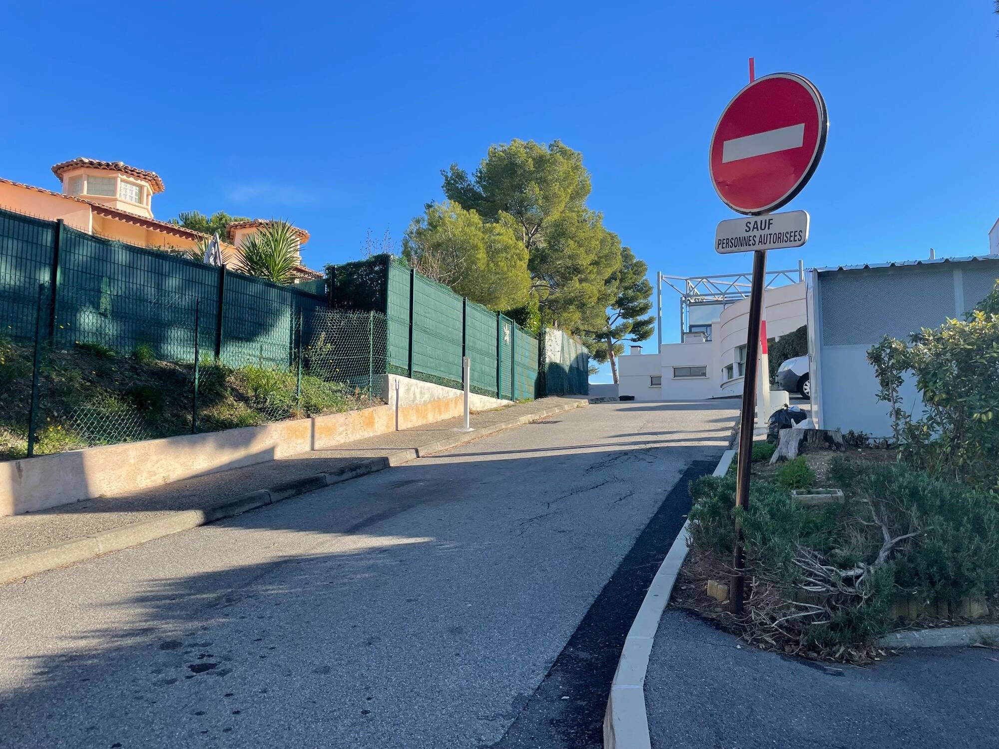 "J'ai entendu 4 à 5 coups de feu, à intervalles très réguliers": les voisins sous le choc après l'assassinat d'un homme dimanche soir à la Gaude