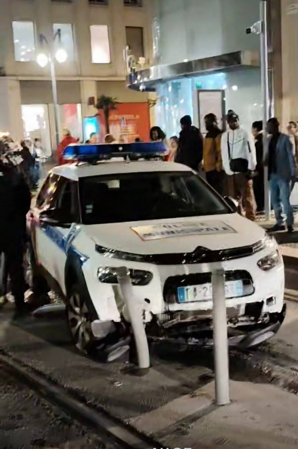 Une voiture de police s'encastre dans un poteau et se retrouve sur les rails du tramway de Nice, la circulation fortement impactée
