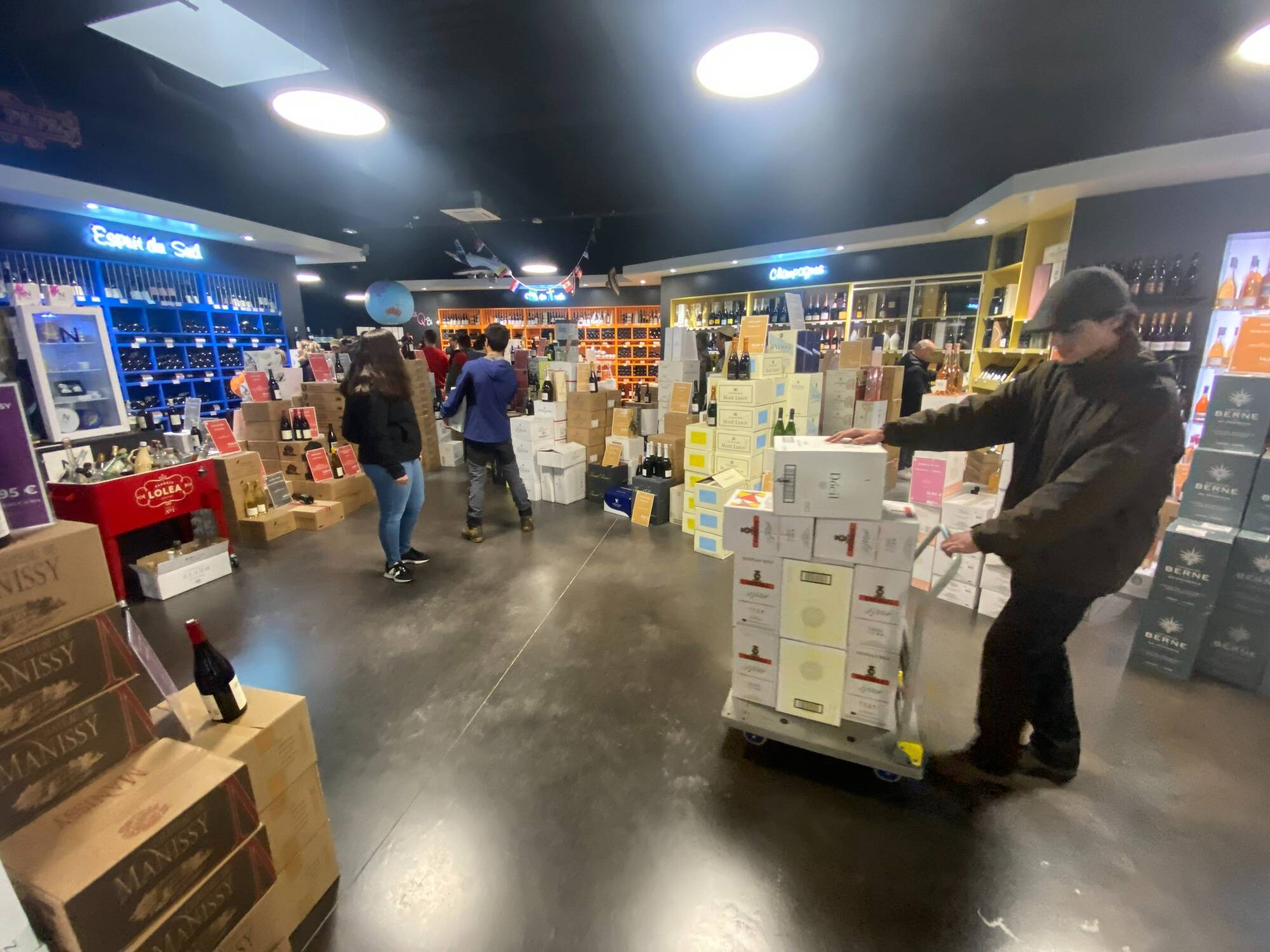 Vins, fruits et légumes étrangers ciblés: les agriculteurs du Var mènent des opérations dans la zone commerciale du Capitou