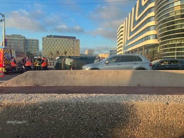 Une voiture posée sur le flanc paralyse la circulation sur la Promenade des Anglais à Nice