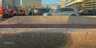 Une voiture posée sur le flanc paralyse la circulation sur la Promenade des Anglais à Nice