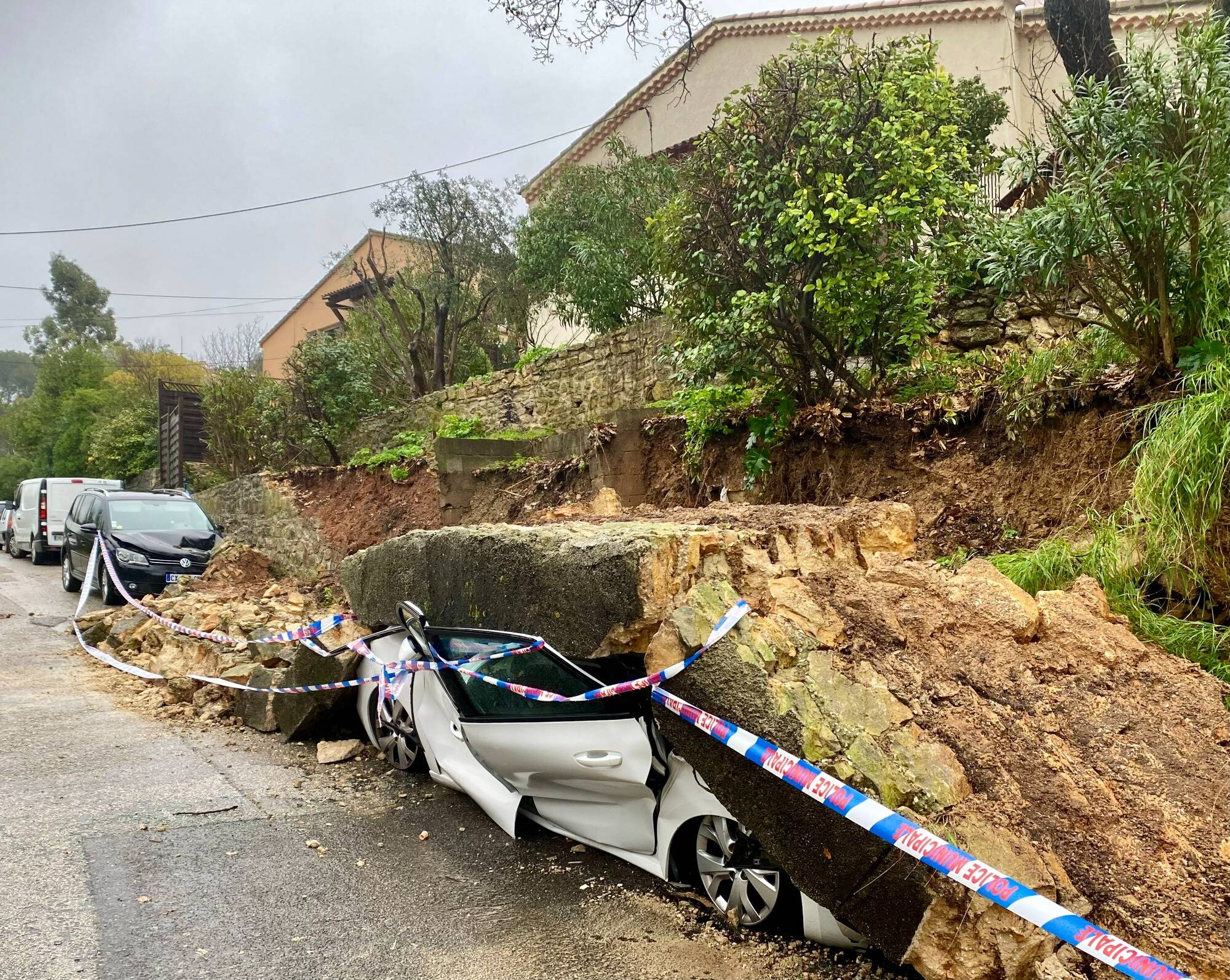 "On a entendu un grand boum, comme une explosion...": un mur en pierre s'effondre sur des voitures à Toulon