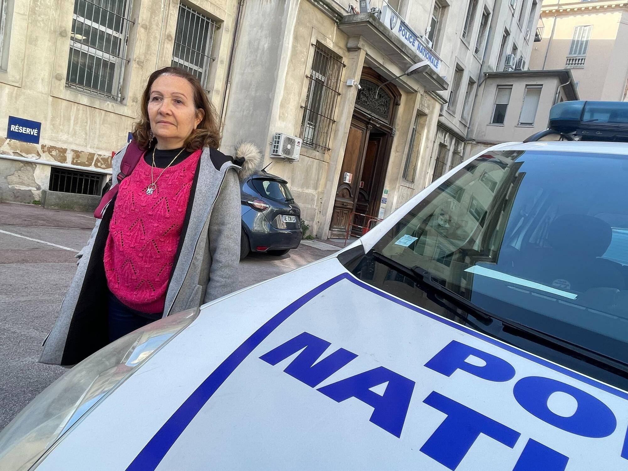 "La pierre a frôlé la tête du chauffeur": la présidente du Club des supporters niçois raconte le caillassage traumatisant de l'autocar au retour de Lyon