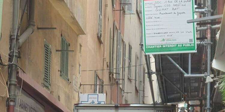 Un camion accroche un échafaudage dans une ruelle du Vieux-Nice
