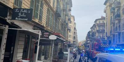 Risque d'effondrement de balcon: les pompiers en reconnaissance dans une rue de Nice