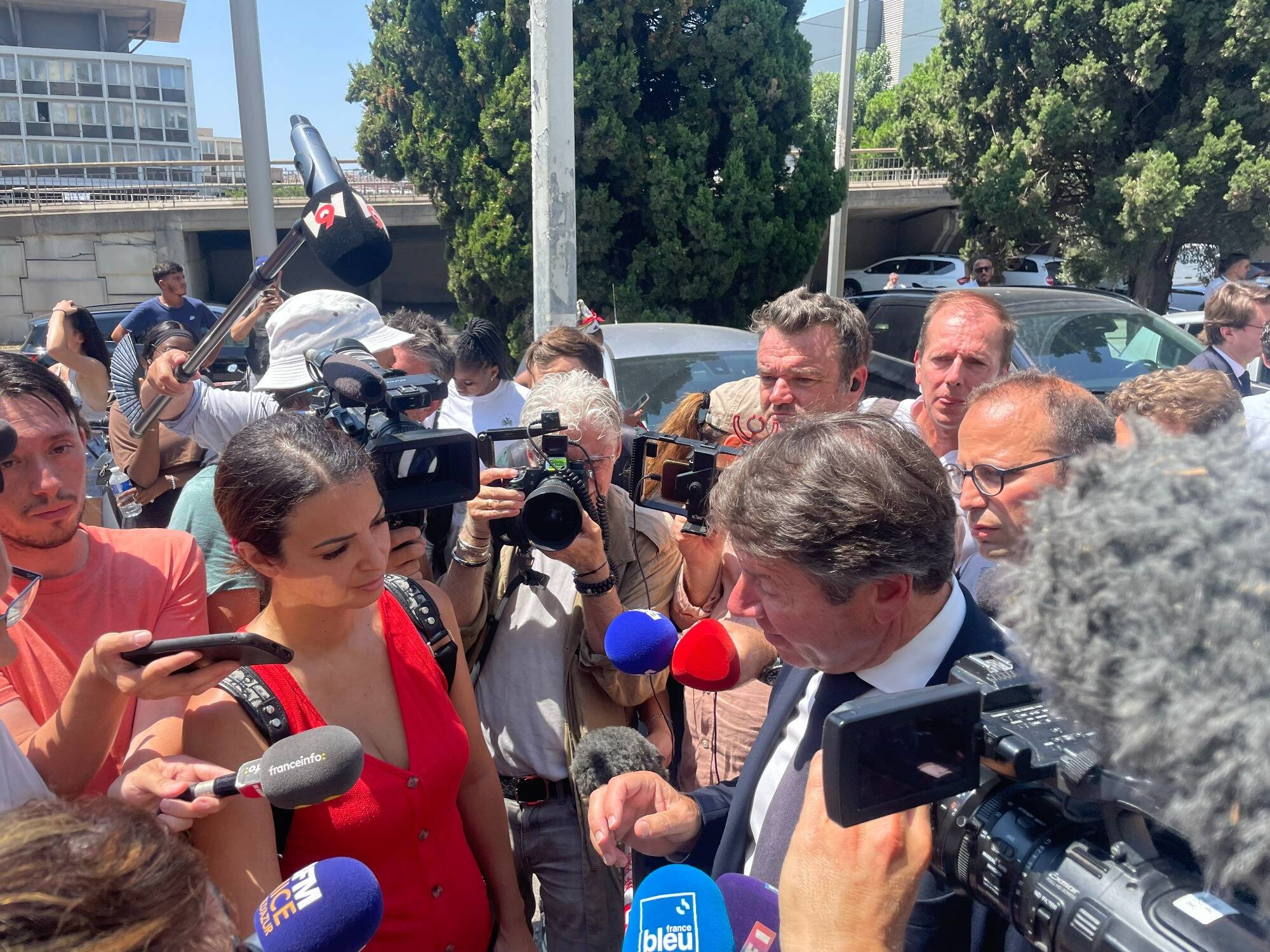 "Monsieur Estrosi, par pitié, faites quelque-chose!": interpellé par des habitants après l'incendie aux Moulins, le maire de Nice promet une "réponse très forte"