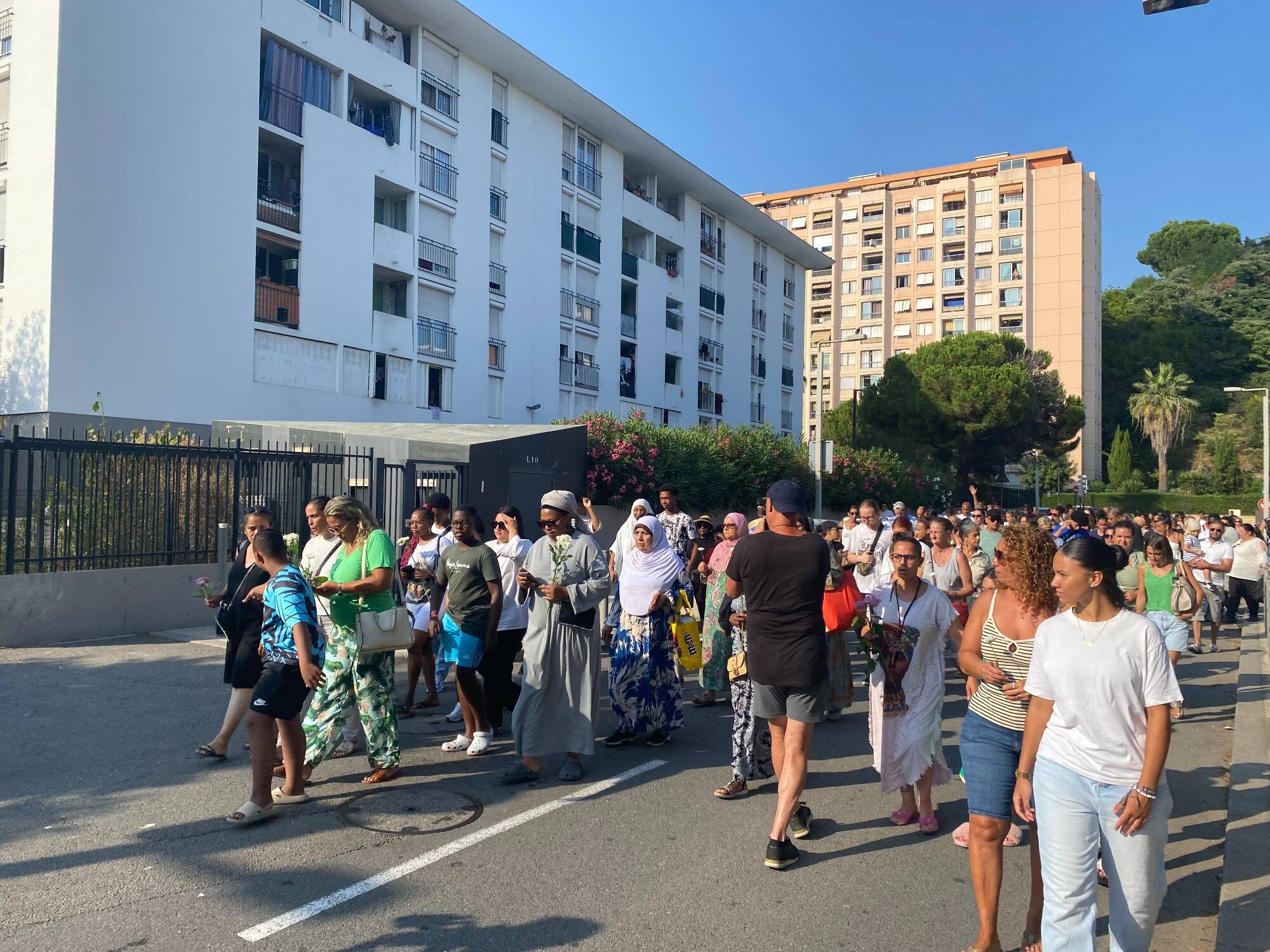 Incendie mortel au quartier des Moulins à Nice: une marche blanche en hommage aux 7 victimes a demarré