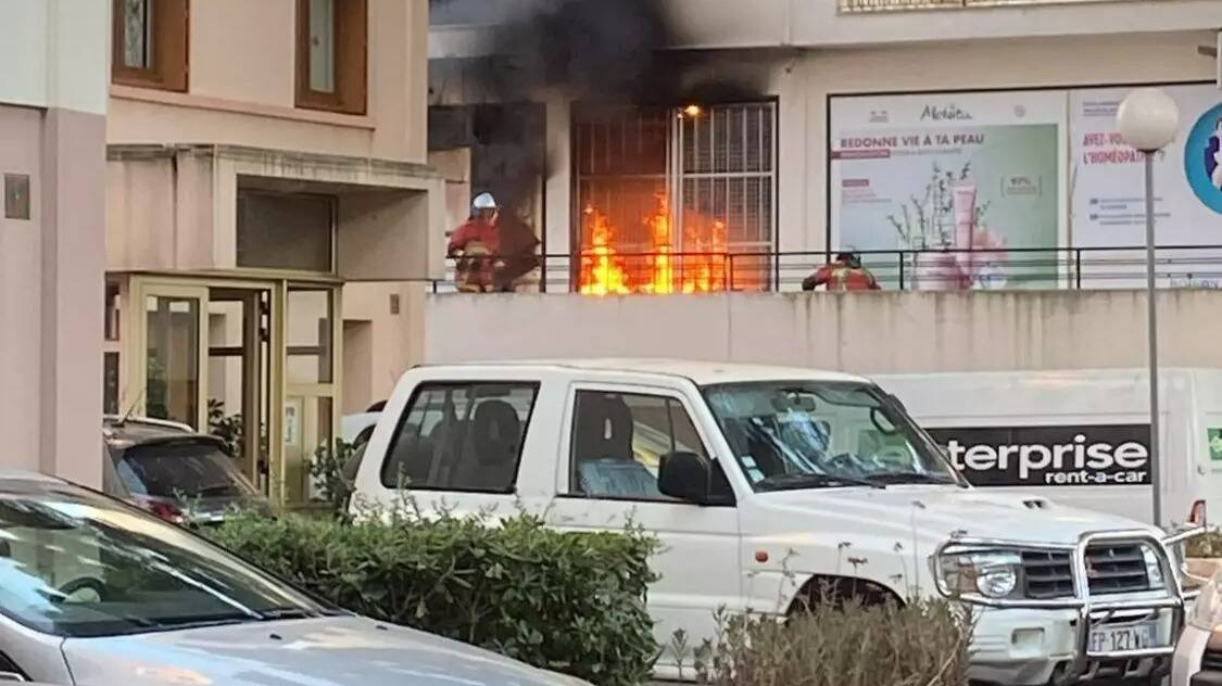 Un commerce en feu avenue du XVe Corps à Saint-Raphaël