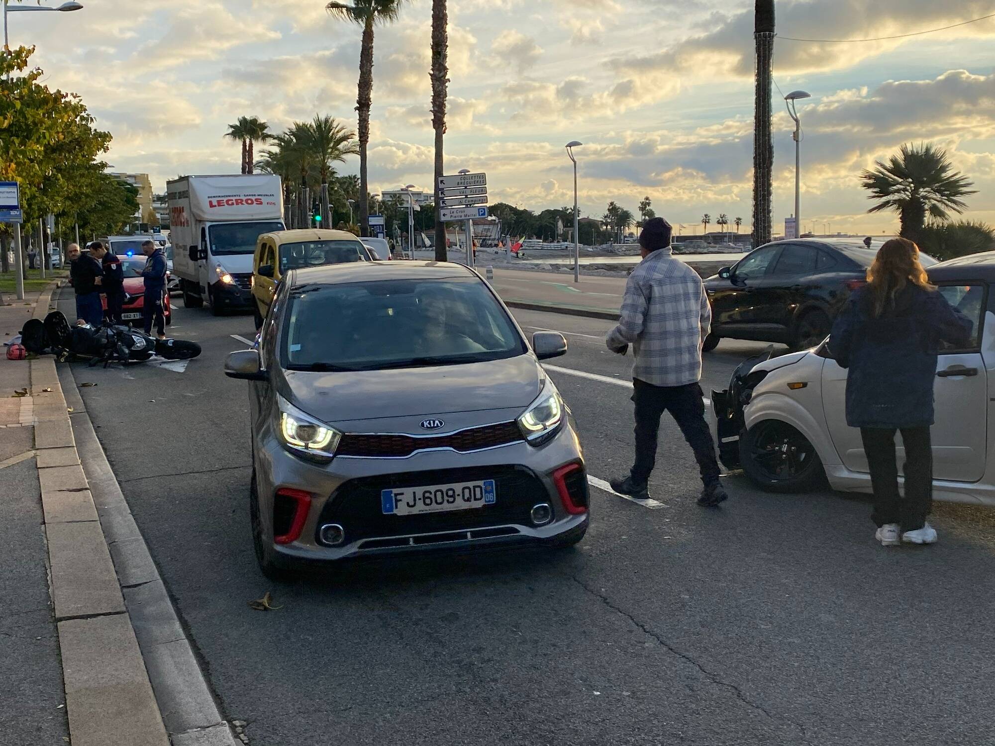 Un motard blessé au torse après un accident avec une voiture sans permis à Cagnes-sur-Mer