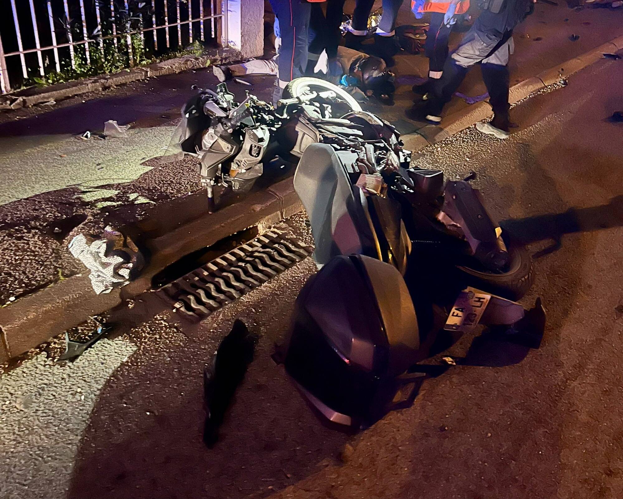 En intervention dans la nuit à Golfe-Juan, les policiers découvrent un homme gravement blessé gisant sur le sol