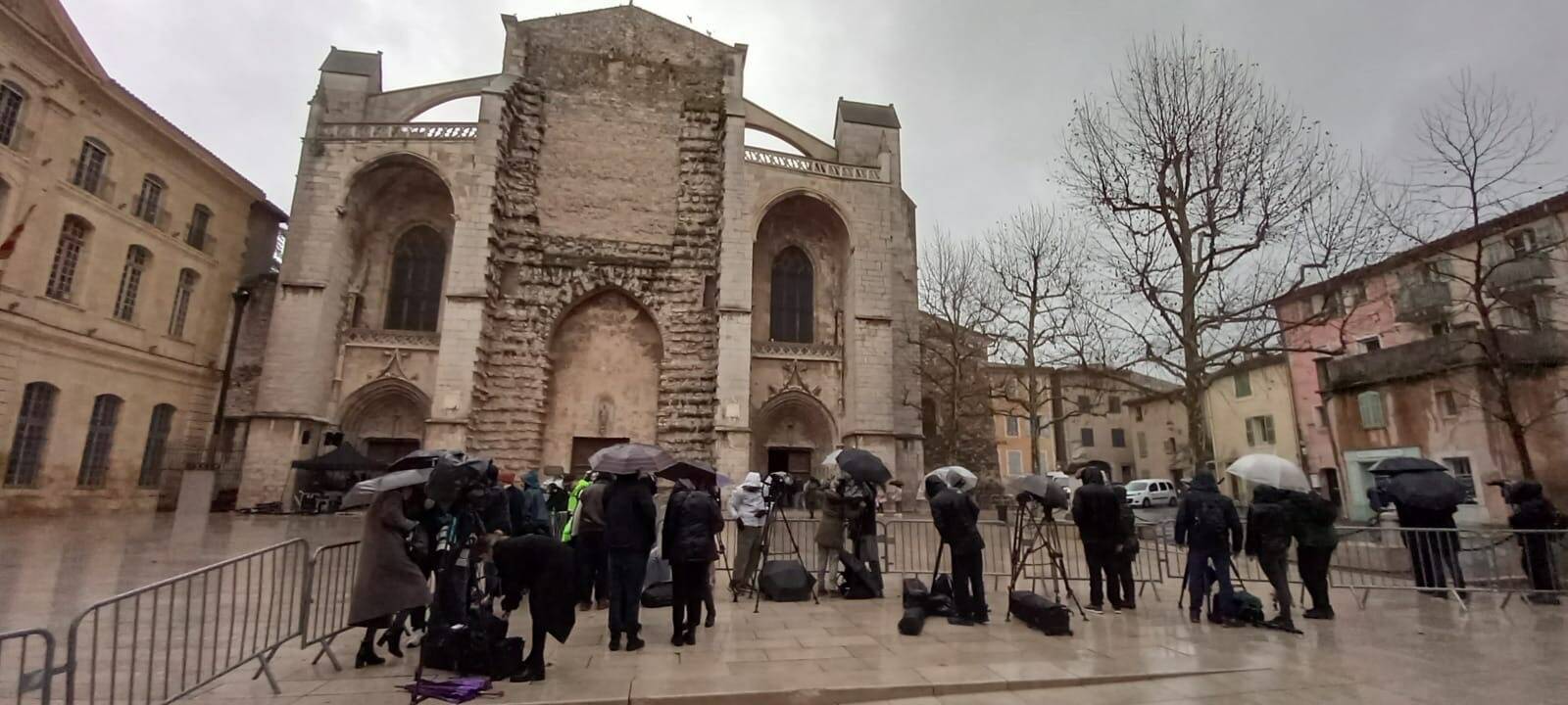 Les obsèques du petit Émile ont débuté à Saint-Maximin dans le Var, 600 personnes présentes à la cérémonie