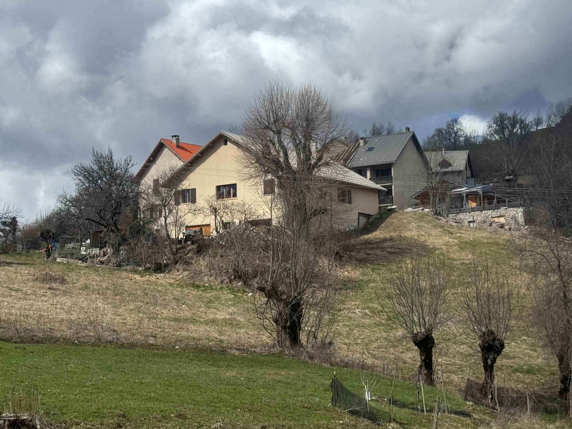 Mort du petit Emile: les grands-parents, un oncle et une tante en garde à vue... ce que l'on sait sur cette famille catholique traditionaliste revendiquée