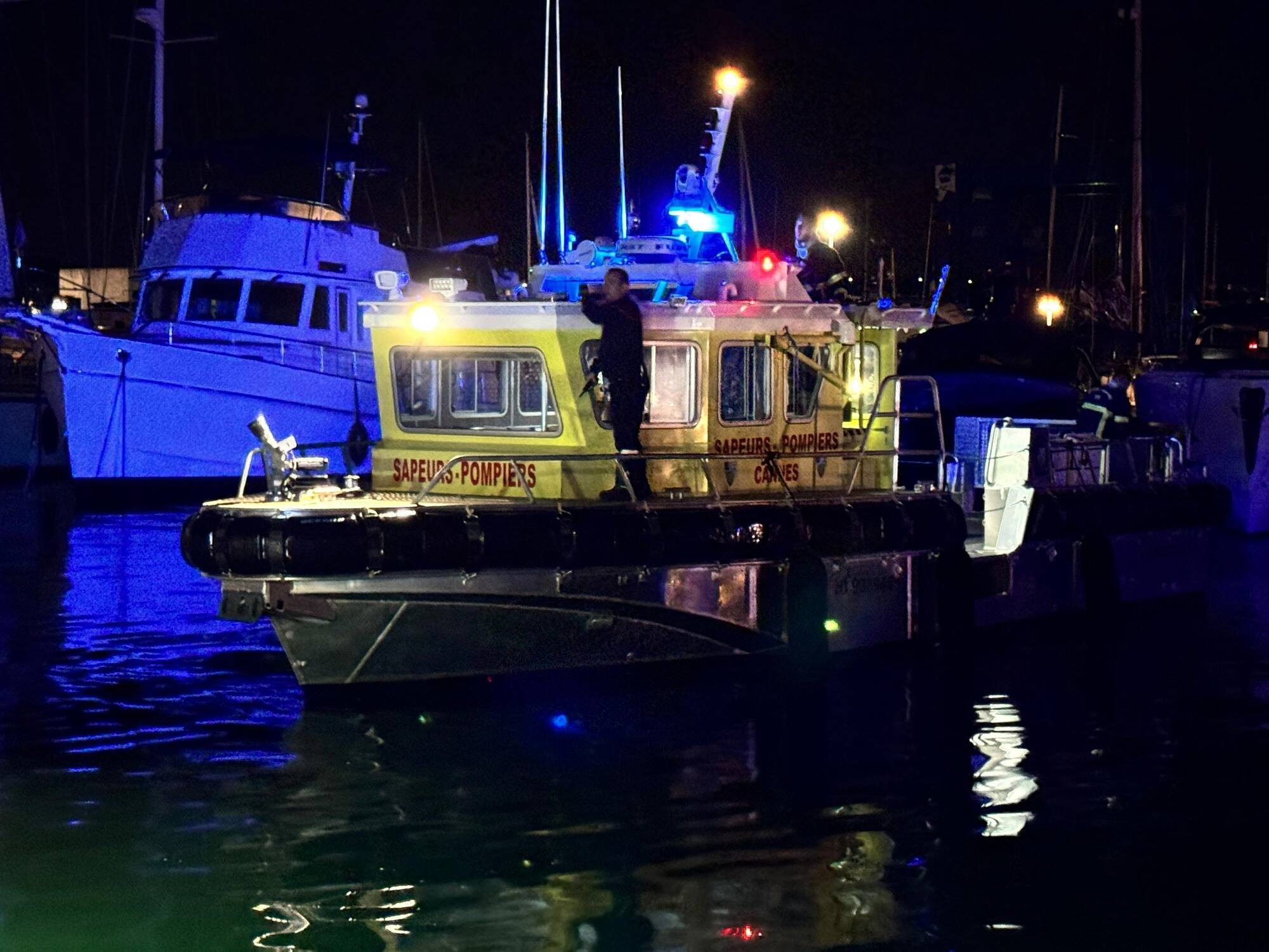 Un voilier de 20 mètres détruit par un incendie au Port Camille Rayon à Golfe-Juan