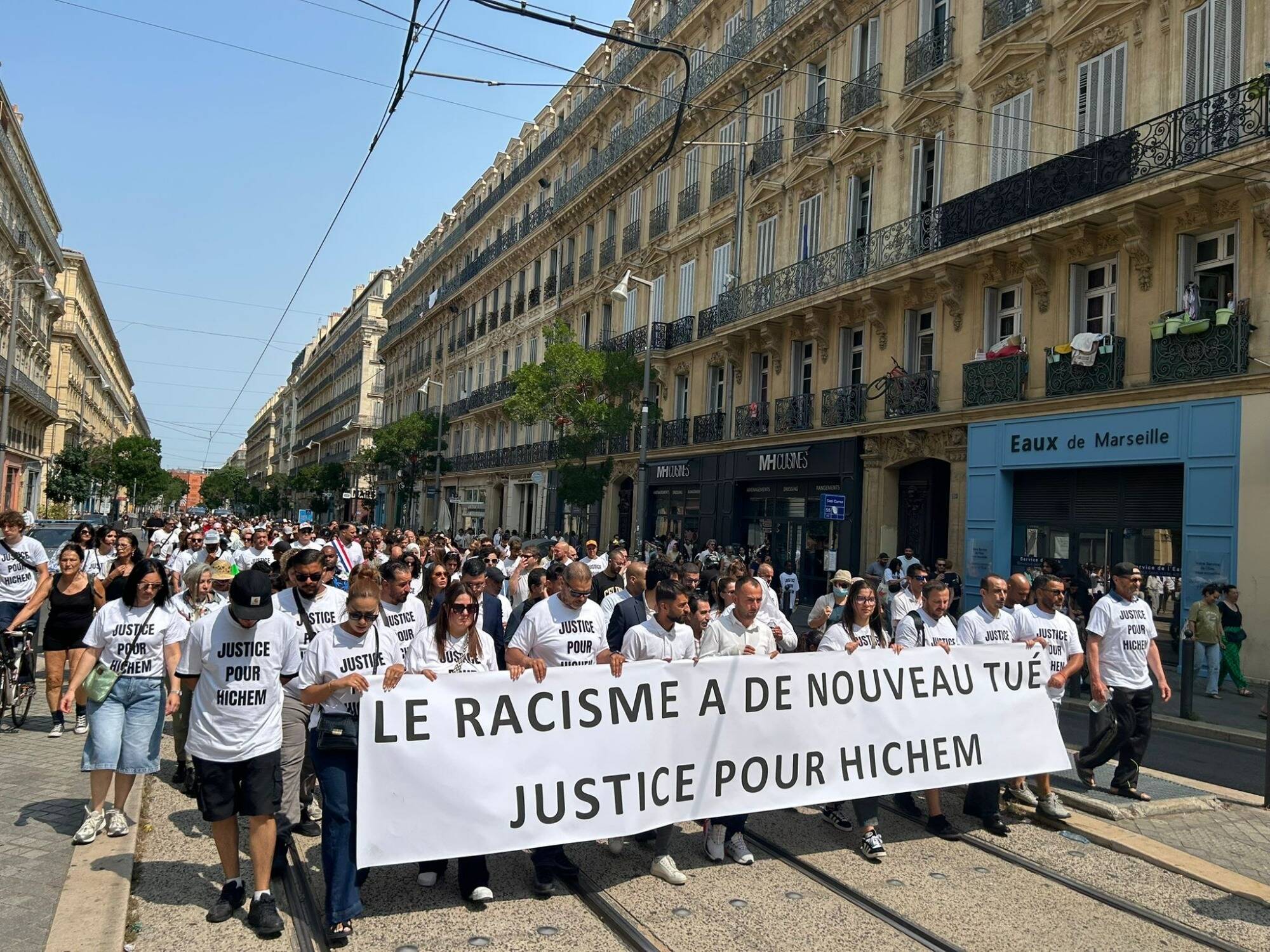 Meurtre de Hichem Miraoui dans le Var: 500 personnes réunies à Marseille pour une marche blanche contre le "crime raciste"