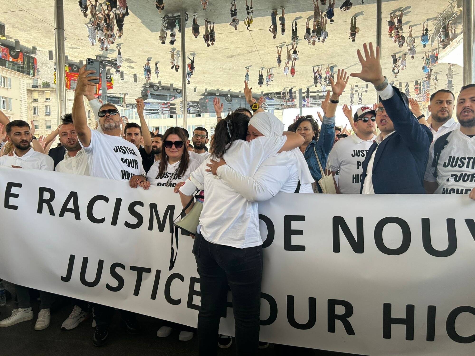 Meurtre raciste d'Hichem Miraoui dans le Var: émotion et colère lors de la marche blanche qui a réuni des centaines de personnes à Marseille