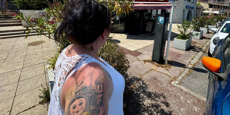 Ce n'est pas un W.-C. public: le panneau de signalisation fendu par un arbre n'a pas été remplacé, ces restaurateurs d'Antibes n'en peuvent plus de l'afflux de touristes pressés
