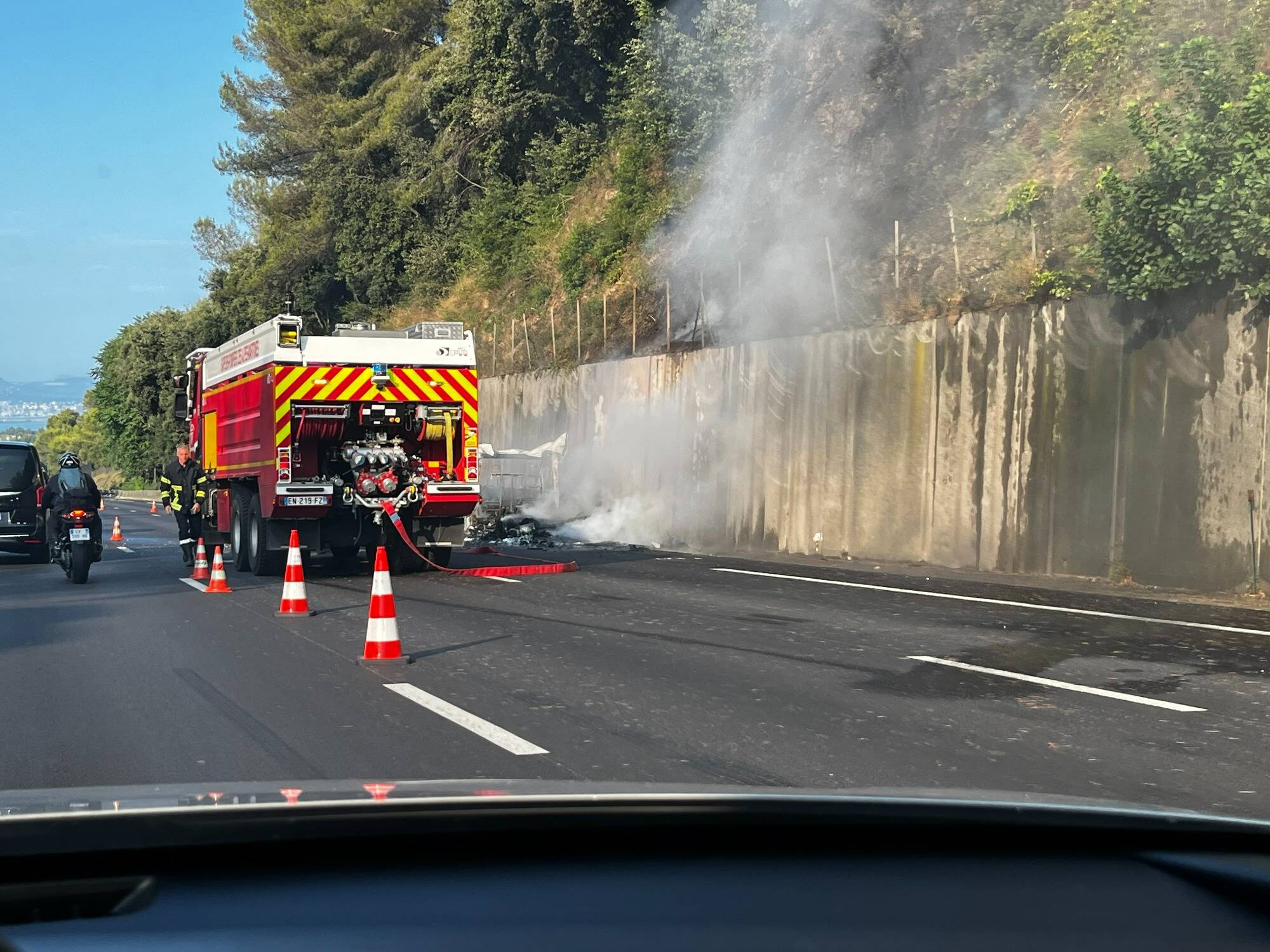 Un véhicule en flamme sur l'A8 perturbe fortement la circulation en direction de Nice ce vendredi soir
