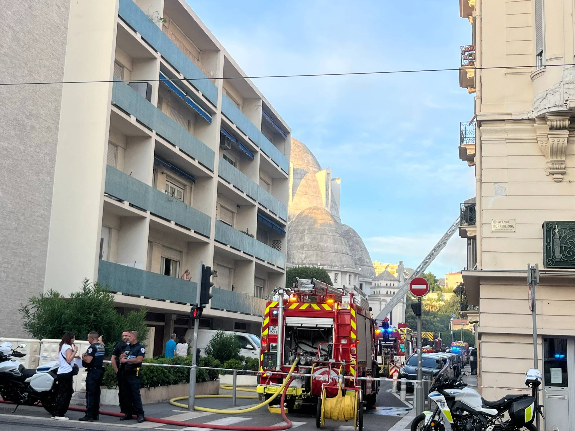 Un feu en cours près de l'église Jeanne d'Arc à Nice