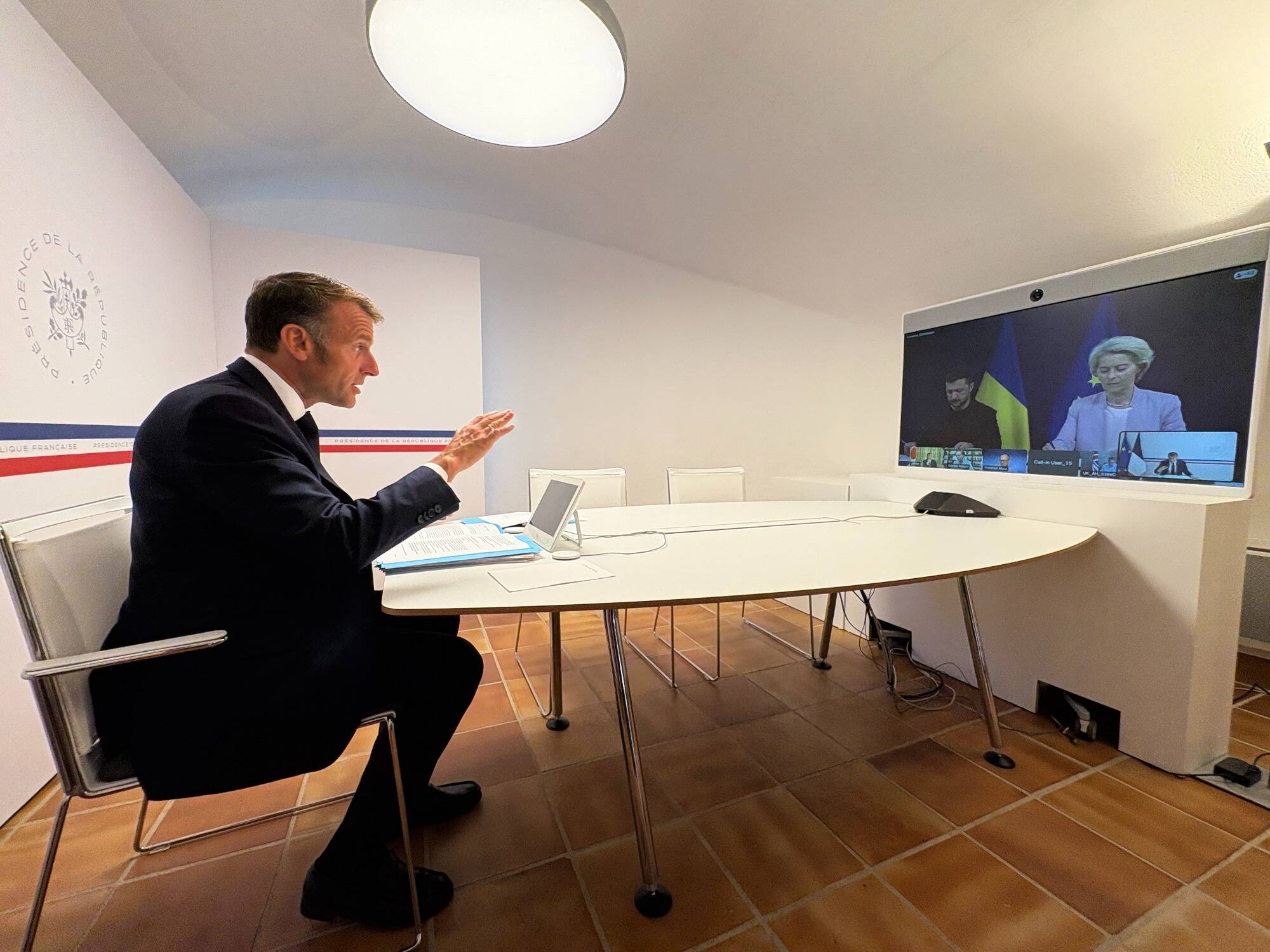 Emmanuel Macron quitte le fort de Brégançon pour accompagner le président Zelensky à Washington