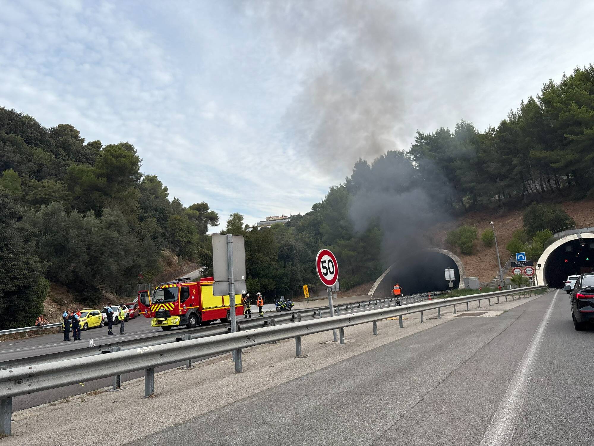 Encore un véhicule en feu: la circulation interrompue sur l'autoroute A8 dans le contournement de Nice