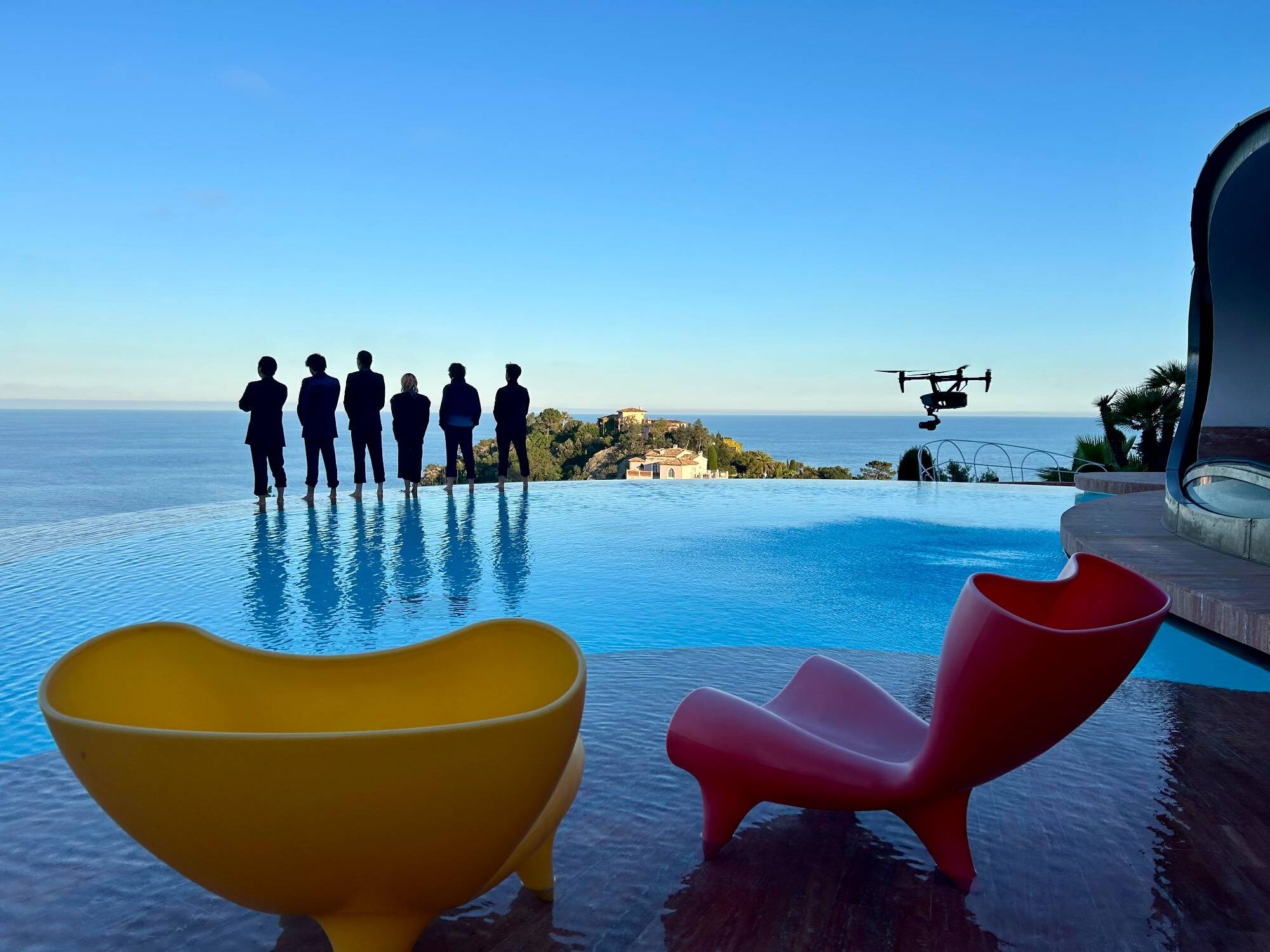 Nous nous sommes incrustés au fameux Palais Bulles à Théoule-sur-Mer, où un groupe français en vue tournait une vidéo secrète pour ARTE