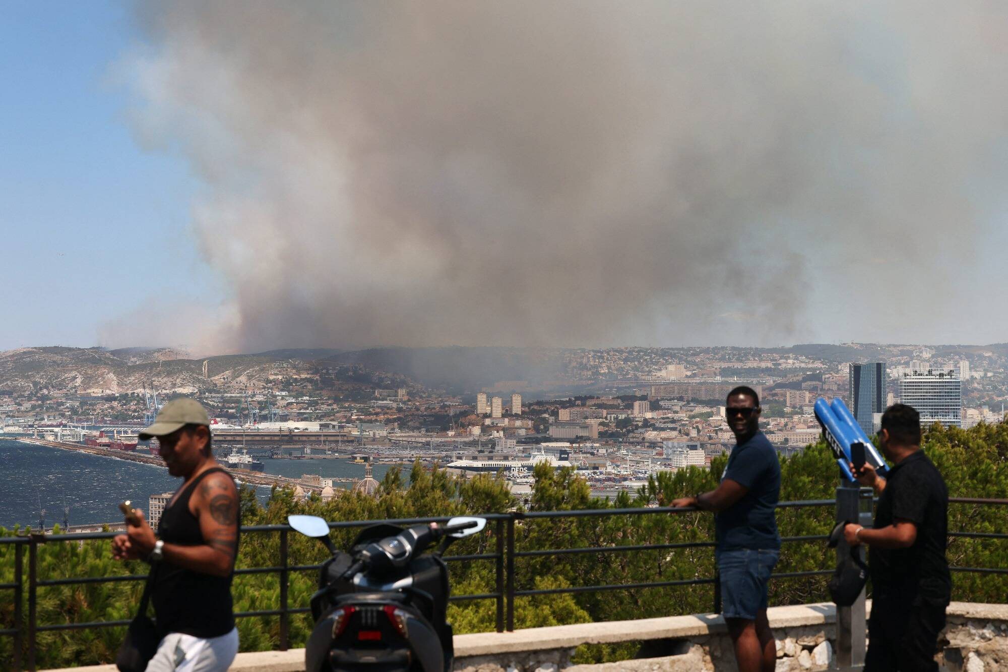 Incendie à Marseille: 130 pompiers des Alpes-Maritimes et du Var envoyés en renfort